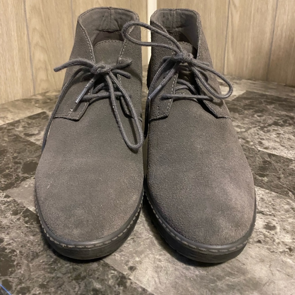 LIKE NEW Clarks Collection Gray Wedges